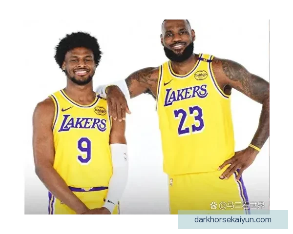 戴维斯对阵强队持续提升表现，状态备受关注